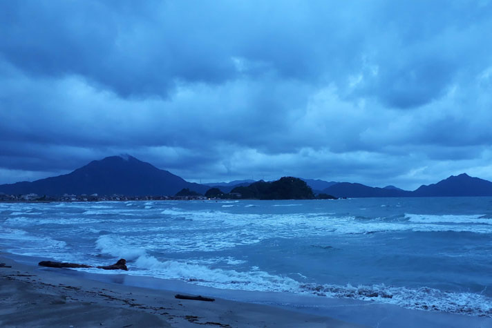 大都会から小さな海辺の暮らしへ