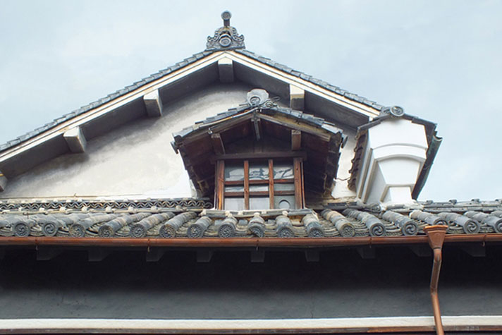 雨を楽しむ建築の意匠たち