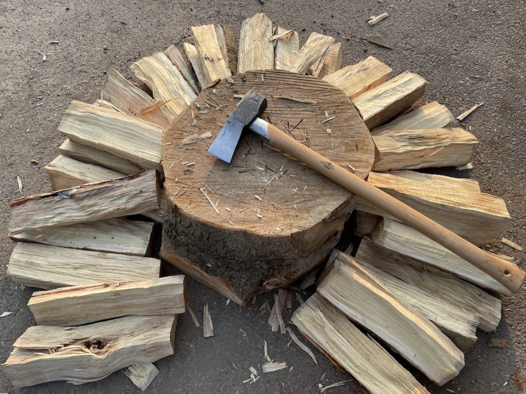 直径60センチオーバーの太い原木を 薪割り斧で簡単に割る方法
